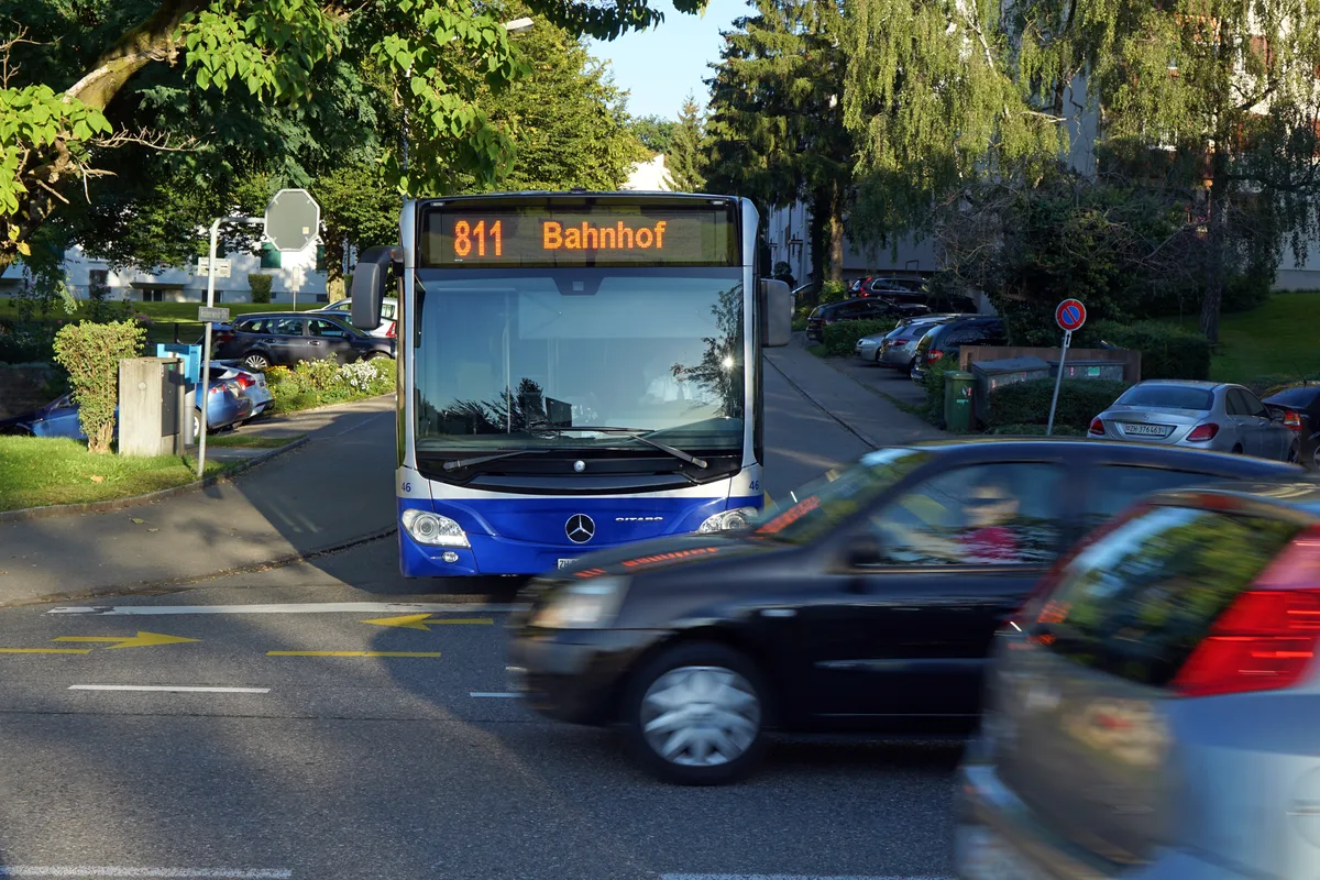 Ein Bus biegt von der Haberweidstrasse in die Winterthurer strasse ein.
